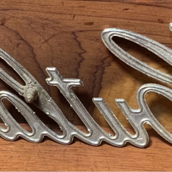 1971 1972 CUTLASS TRUNK SCRIPT EMBLEM OEM GM# 9851757 - Picture 2 of 6